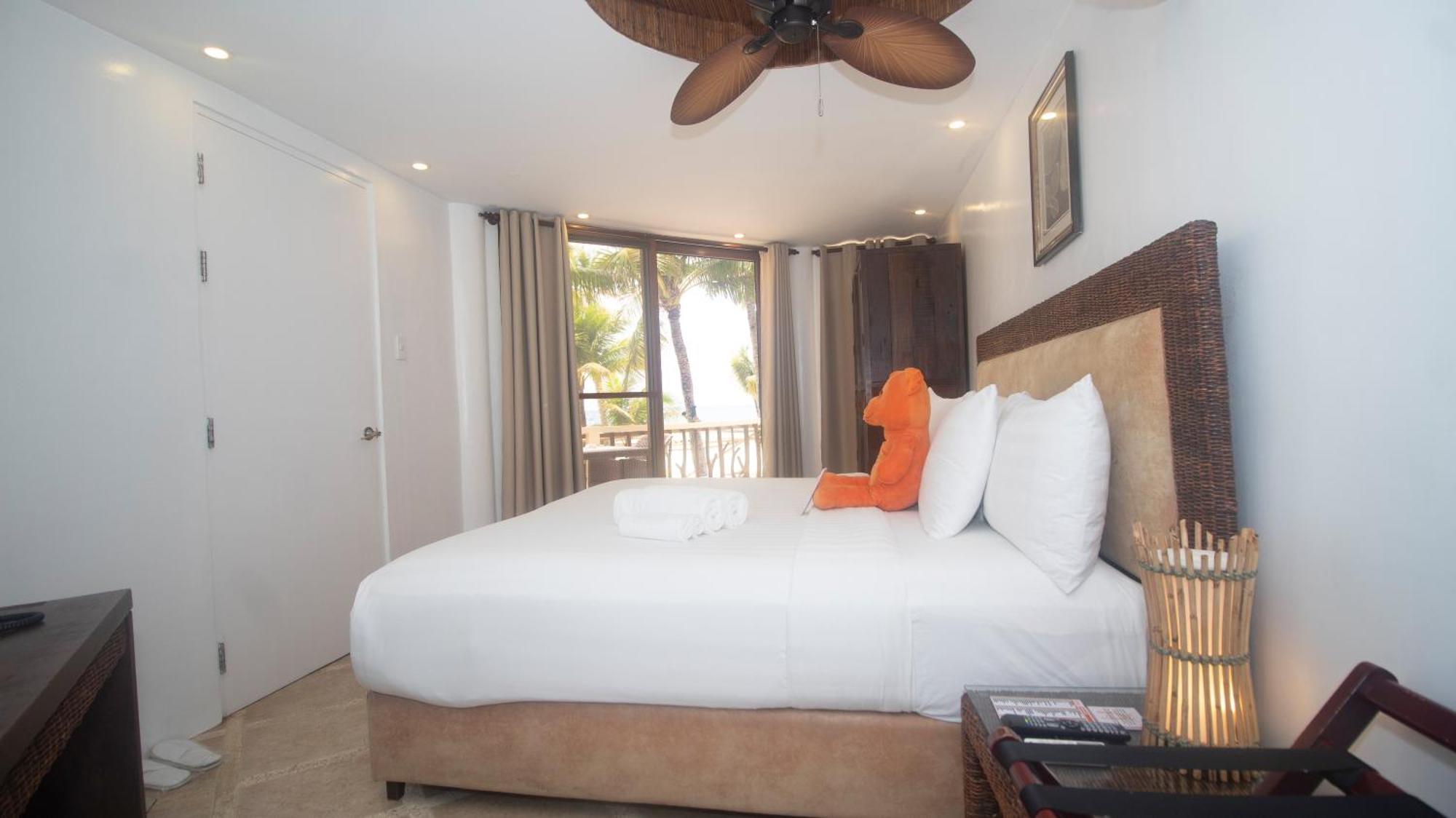 Ambassador In Paradise Balabag  Bagian luar foto A bedroom at the Hilton San Diego Bayfront