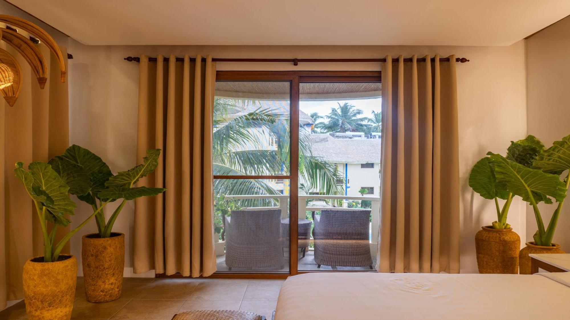 Ambassador In Paradise Balabag  Bagian luar foto A sliding door