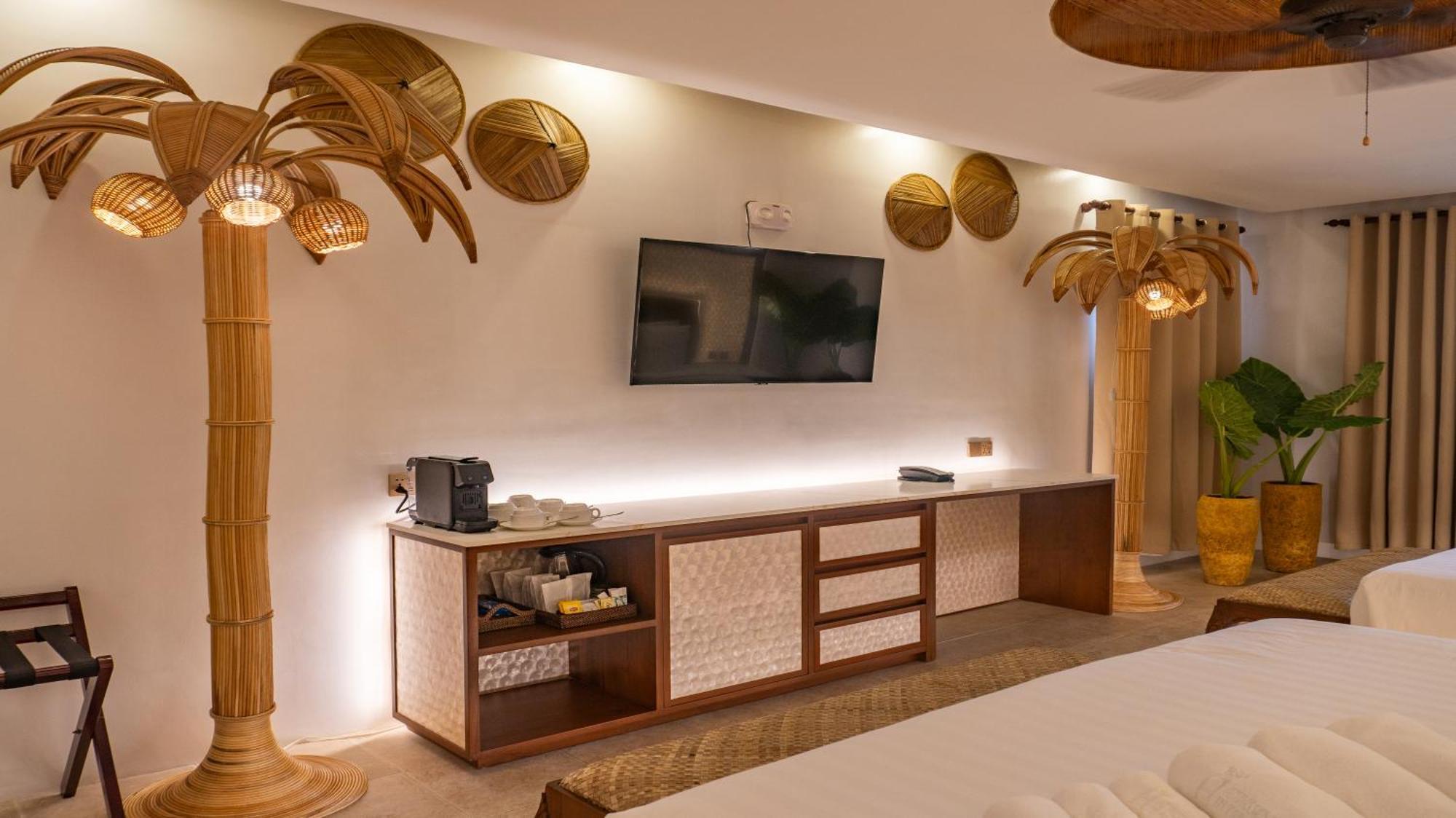 Ambassador In Paradise Balabag  Bagian luar foto A room at the resort